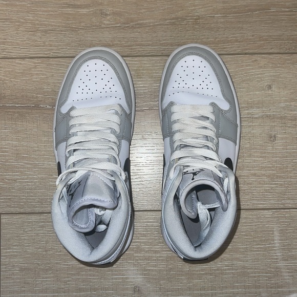 Air Jordan 1 Mid “Wolf Grey” – Women’s Size 6 - Picture 3 of 9